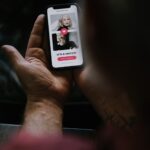 En begynderguide til onlinedating: Tips til at finde kærligheden i den digitale verden