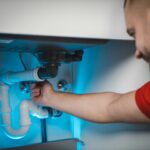 Den usynlige VVS-tjekliste: 3 steder i dit hjem, der sandsynligvis spilder vand (og energi) lige nu