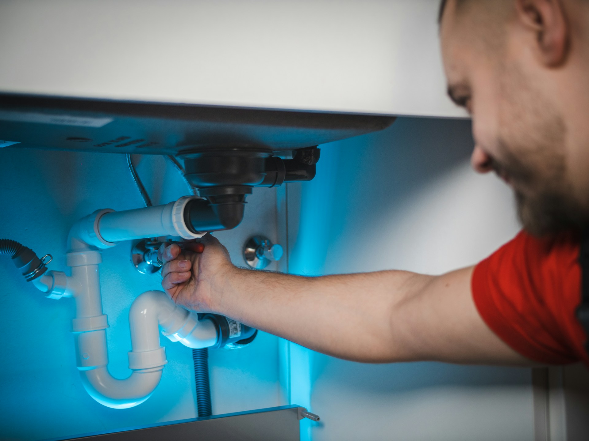 Den usynlige VVS-tjekliste: 3 steder i dit hjem, der sandsynligvis spilder vand (og energi) lige nu